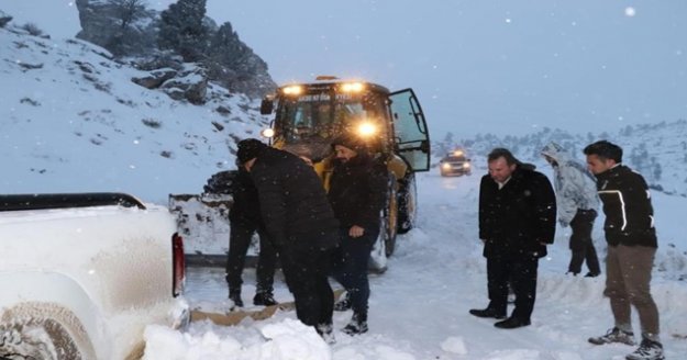 Hayvanları beslemek için gittikleri Giden Gelmez Dağları'nda mahsur kaldılar