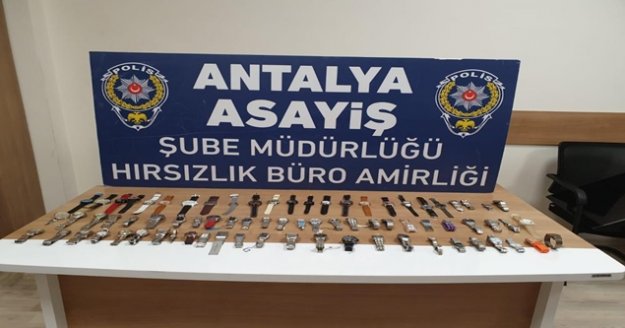 Kapıyı zorlayarak girdikleri iş yerinden 30 bin liralık saat çaldılar