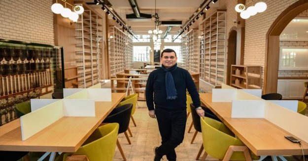 Kütüphanenin duvarında Dokuma’nın hatırası