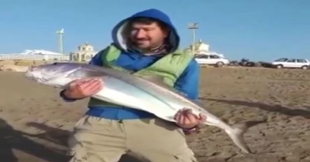 Oltası kopmasın diye 7 kiloluk balığı sürüyerek getirdi