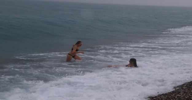 Rus turistlerin deniz aşkına sağanak yağış da engel olamadı