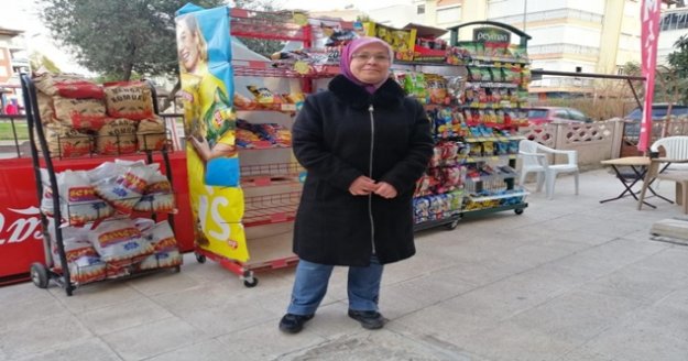 Rüzgara kapılan stadından arkasınan koşan market sahibi:" İzledikçe gülüyorum"