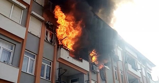 Son katta başlayıp 2 daireyi kül etti, vatandaşlar canlı yayın yarışına girdi