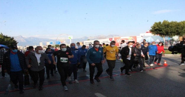 16. Runatolia maratonu, 39 ülkeden 3 bin 500 sporcunun katılımı ile koşuldu