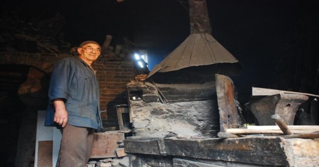 79 yaşındaki demir ustası 13 yaşında başladığı mesleğinin sonuna geldi