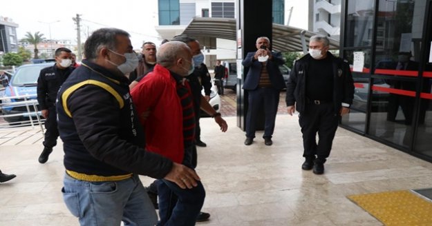 Alanya'da eşini öldüren katil zanlısına adliye önünde arkadaşlarından şaşırtan destek