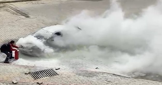 Alanya'da hareket halinde alev alan otomobili, vatandaşlar söndürdü