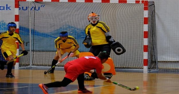Alanya'da kadınlar ve erkekler hokey maçları başladı