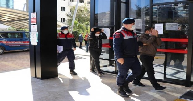 Alanya'da karı-koca alışveriş yapıyor gibi hırsızlık yaptı, kutuya doldurup kaçarken yakalandı