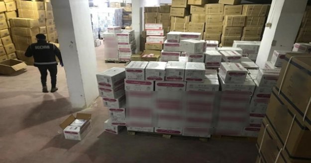 Antalya'da 977 bin adet gümrük kaçağı cerrahi maske ele geçirildi