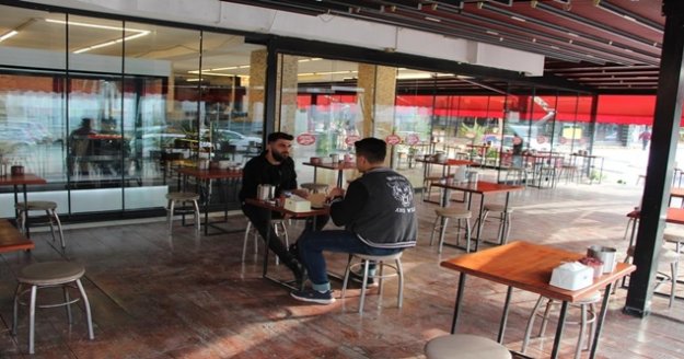 Antalya'da kafe ve restoranlar yüzde 50 kapasiteyle hizmete başladı