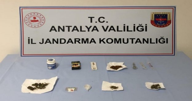 Antalya’da ev ve araçta uyuşturucu madde ele geçirildi