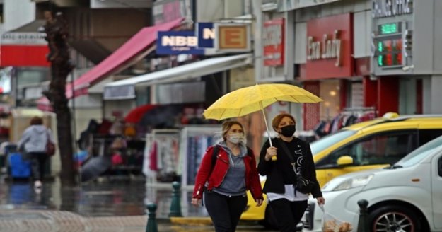 Antalya’da yağışlı hava hayatı olumsuz etkiledi