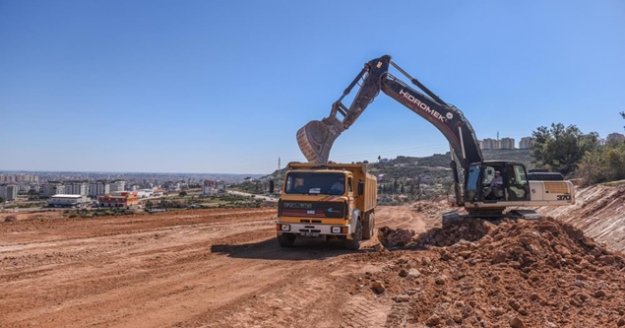 Karayolu için 13 bin kamyon hafriyat, 3 bin kamyon karşılığı kaya kaldırıldı