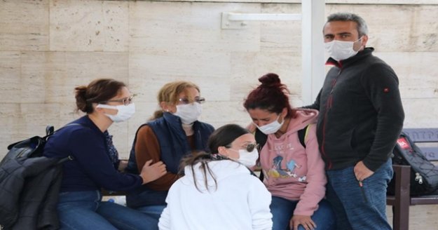 Kayıp oğlunu teşhis etmek için morg önüne gelen annenin zor anları