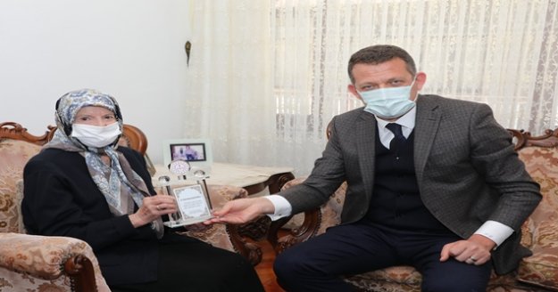 Kaymakam Ürkmezer Alanyalı hayırsever Fatma Nimet Alaettinoğlu'nu ziyaret etti
