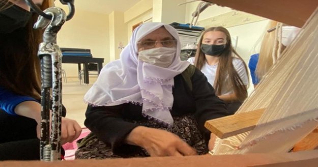 Okuma yazması olmayan 86 yaşındaki Teslime nine Erasmus projesinde eğitimci oldu