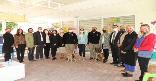 Polis eşleri, görme engelli çocuklarla bir araya geldi