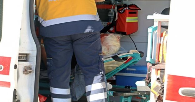 Yolun tek yön olmasına güvenen yaşlı kadın, geri gelen aracın çarpmasıyla ölümden döndü