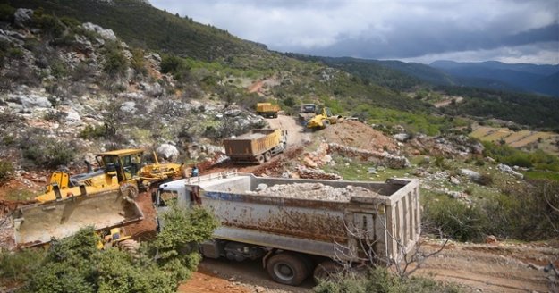 Alanya Belediyesi, mahalle yolunu hizmete sokmak için çalışıyor