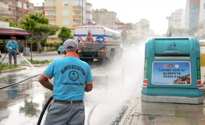 Alanya'da caddeler yıkanarak dezenfekte ediliyor