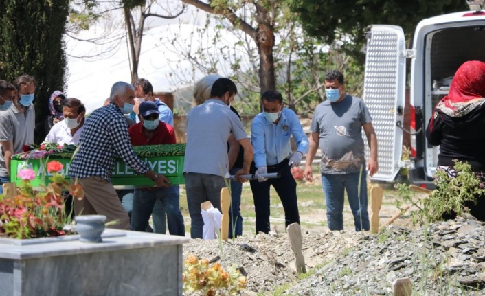 Alanya'da evinde ölü bulunan kadın gözyaşları arasında toprağa verildi