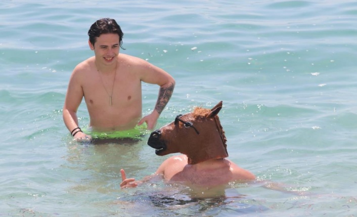 Alanya'da at maskesi takıp denize girdi, herkes şaşkına döndü