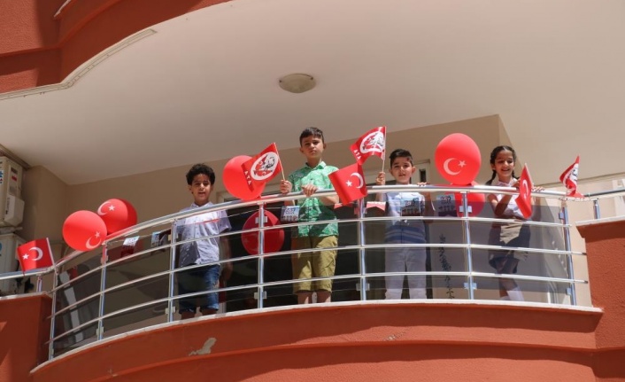 Alanya’da 23 Nisan bahçelerde ve balkonlarda kutlandı