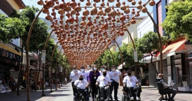 Alanya’da engelli bireylerin ellerinden çıkan kabaklar sokak lambası oldu