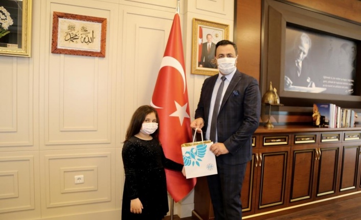 ALKÜ rektörü koltuğunu çocuk rektöre devretti