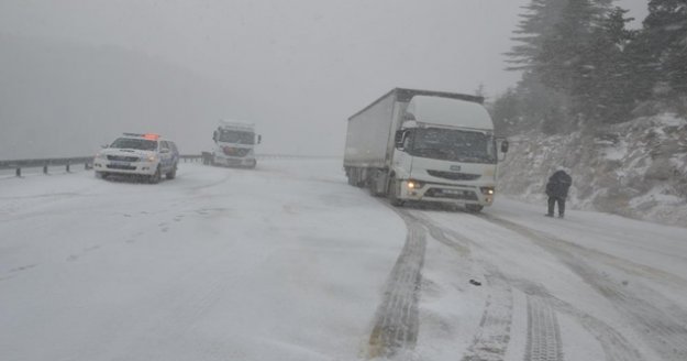 Antalya-Konya karayolunda kar sebebiyle felç olan trafik normale döndü