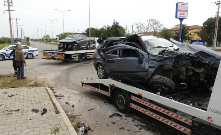 Antalya’da kontrolsüz kavşakta feci kaza: 6 yaralı