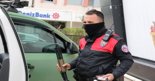Antalya’da uzun namlulu silahla filme çekmek isteyen gençler onlarca polisi peşine taktı