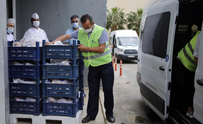 Büyükşehir sağlık çalışanlarına elma dağıttı