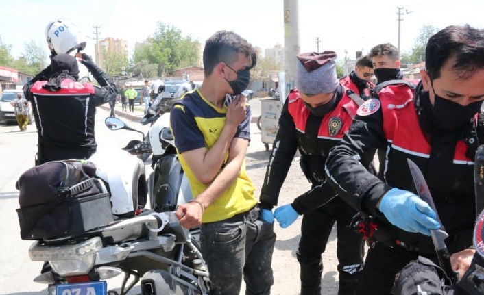 Çaldığı 30 bin TL ve altın dolu poşetle koşarken devriye gezen polis ekibinin önüne düştü