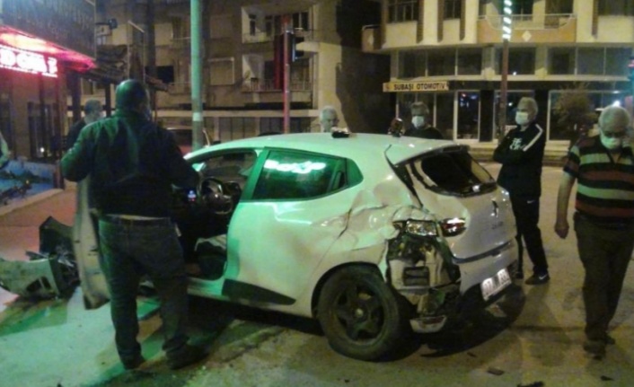 Çekiciyle otomobil kısıtlama saatinde boş yolda çarpıştı