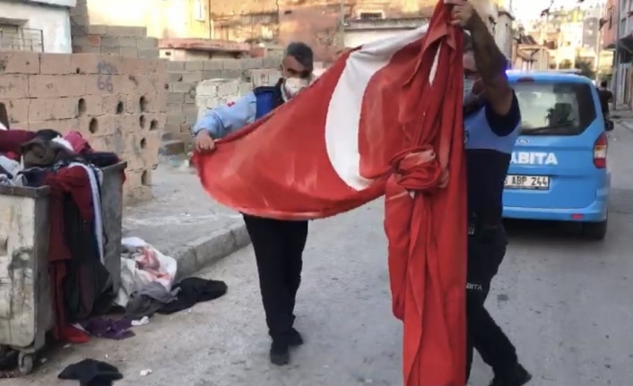 Çöpe atılan Türk bayrağını zabıta çıkardı