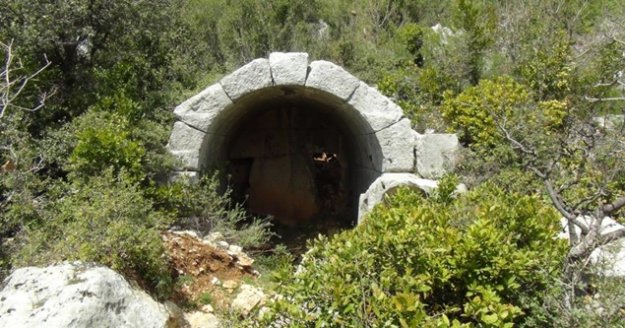 Defineciler binlerce yıllık tarihi dinamit kullanarak talan ediyor