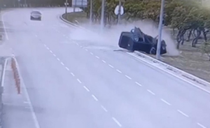 Direğe çarpıp ikiye ayrılan otomobilden çıkıp arkadaşını kontrol etti