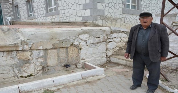 Duvarlarda bulunan 3 eser müzeye götürülürken 22 eser korumaya alındı