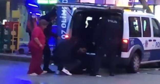 Gözaltına alınırken 'sen kimsin ulan' diyerek polisin bacak arasına tekme attı