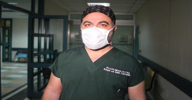 Korona virüs geçiren iki doktordan biri çürümüş soğan, diğeri yanık lastik kokusu aldı