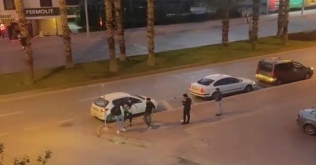 Otomobil sürücüsü, tartıştığı motosiklet sürücüsünün kafasına kask ile vurdu