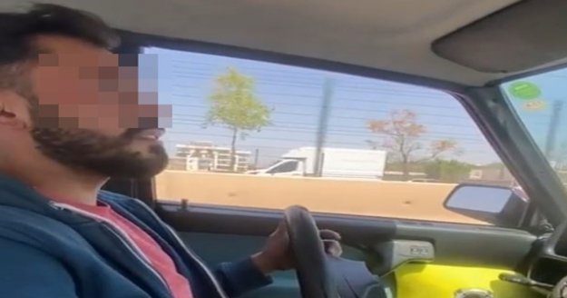 Otomobilin direksiyonunu yerinden çıkartıp hem kendi hem de diğer sürücülerin canını hiçe saydı