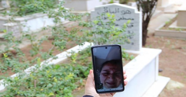 Pandemiye takılınca, annesinin ölüm yıl dönümünü uzaktan görüntülü andı