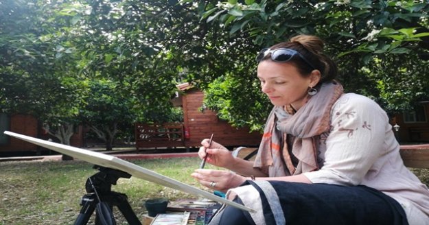 Rus turist tatil için geldiği Çıralı'da baharı resmediyor