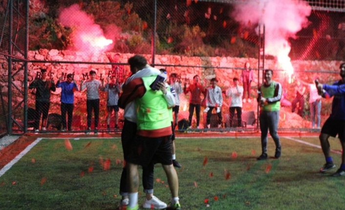 Sakatlanan sevgilisine elinde buzla koşarak gitti, yüzükle geri döndü