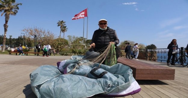 'Sen yaşlısın, yapamazsın' diyenlere inat 66 yaşında yamaç paraşütçüsü oldu