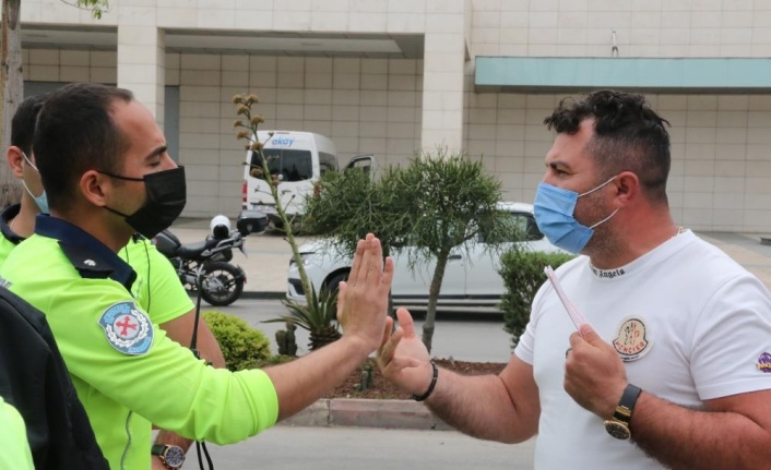 Sürücünün polisle "Aracımda 1 trilyon var burada bırakamam" tartışması