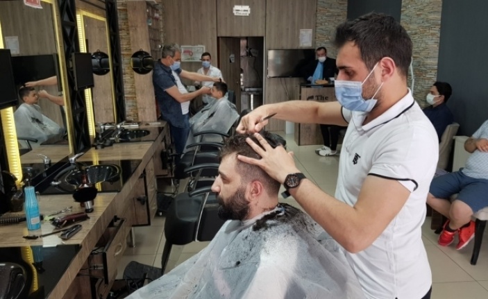 Tam kapanma öncesi berberler müşterilere yetişmekte zorlanıyor